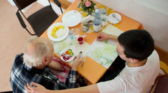 Freiwilligen-Dienstler leisten nicht nur in Seniorenheimen wertvolle Hilfe.  FOTO: PLEUL/DPA