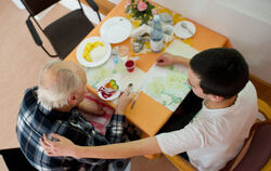 Freiwilligen-Dienstler leisten nicht nur in Seniorenheimen wertvolle Hilfe.  FOTO: PLEUL/DPA