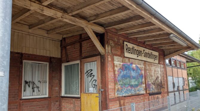Am Sondelfinger Bahnhof lockte in den 1960er-Jahren ein Karamellbonbon-Automat. FOTOS: BÖHM