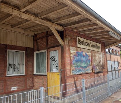 Am Sondelfinger Bahnhof lockte in den 1960er-Jahren ein Karamellbonbon-Automat. FOTOS: BÖHM