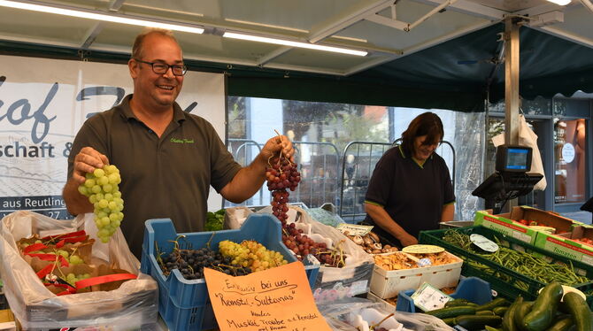 Am Stand von Familie Frech gibt es neuerdings Sultanas aus dem Remstal. FOTO: ZENKE
