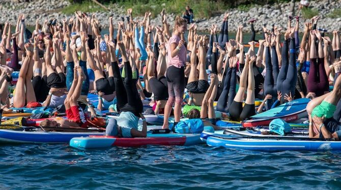 Yoga auf dem Stand-up-Board-Weltrekorrdversuch