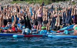 Yoga auf dem Stand-up-Board-Weltrekorrdversuch