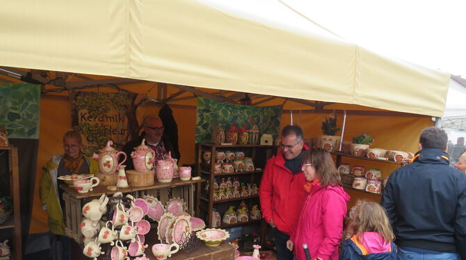 Edle Keramikstücke und mehr gab es auf dem Töpfer- und Kunsthandwerkermarkt in Melchingen FOTO: BARTH