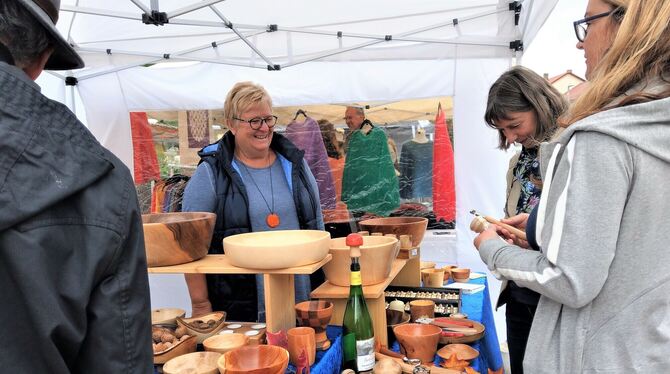 Gedrechseltes Holz mit schöner Maserung war mehrfach auf dem Markt zu finden. FOTOS: BÖHM