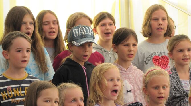 Zum Auftakt sang der Kinderchor des Liederkranz Walddorf.  FOTO: MÜLLER