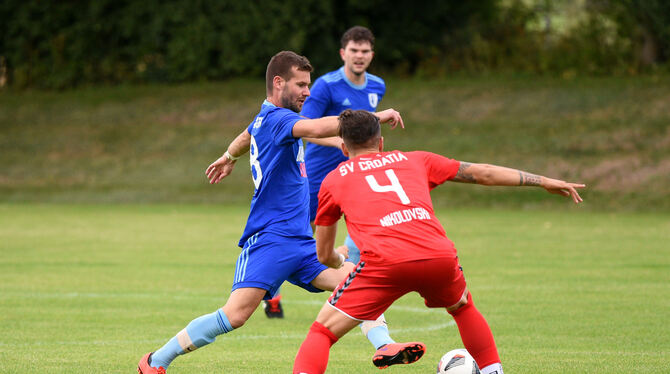 Sebastian Schneider (links) vom SV Zainingen im Duell mit Croatia-Akteur Mario Nikolovski.  FOTO: T.BAUREIBNER