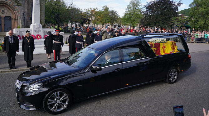 Angehörige des Militärs salutieren dem Leichenwagen: In einer sechsstündigen Autofahrt wird der Sarg von Königin Elisabeth II. v