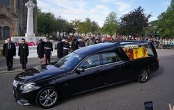 Angehörige des Militärs salutieren dem Leichenwagen: In einer sechsstündigen Autofahrt wird der Sarg von Königin Elisabeth II. v