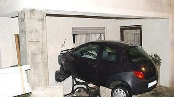 Durch Fenster und Wand in die gute Stube: In Würtingen konnte eine junge Autofahrerin bei Glatteis ihren Wagen nicht mehr bremsen und krachte in ein Wohnhaus in der Bergstraße.
FOTO: REISNER