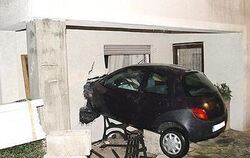 Durch Fenster und Wand in die gute Stube: In Würtingen konnte eine junge Autofahrerin bei Glatteis ihren Wagen nicht mehr bremse
