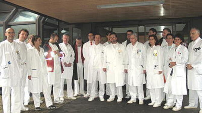 Die Klinikärzte im Schulterschluss für einen Tarifvertrag: Am Bad Uracher Kreiskrankenhaus beteiligten sich alle an der »aktiven Mittagspause«.
FOTO: MARA SANDER