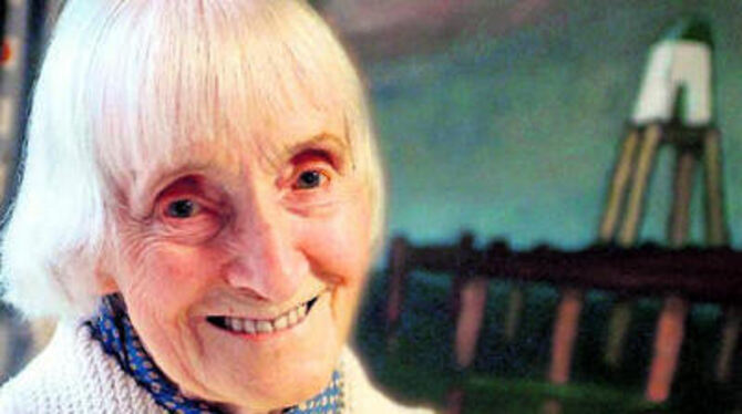 Neben einem ihrer Nordseeküsten-Bilder: Die Künstlerin Gude Schaal in ihrer Reutlinger Wohnung.
FOTO: GERLINDE TRINKHAUS