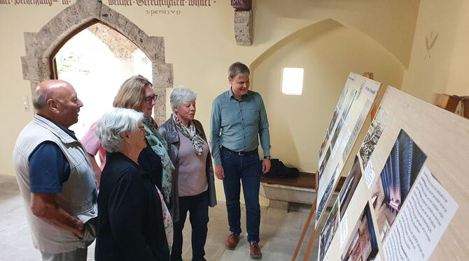 Peter Nußbaum, Bürgermeister und Vorsitzender des Geschichts- und Heimatvereins (rechts), erläuterte Besuchern die Geschichte de