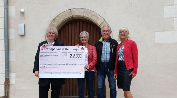 Pfarrerin Hanna Bader (links) erhielt einen Scheck über 22 000 Euro vom Förderverein der Blasiuskirche, vertreten durch Kassiere