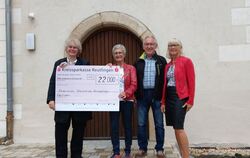 Pfarrerin Hanna Bader (links) erhielt einen Scheck über 22 000 Euro vom Förderverein der Blasiuskirche, vertreten durch Kassiere