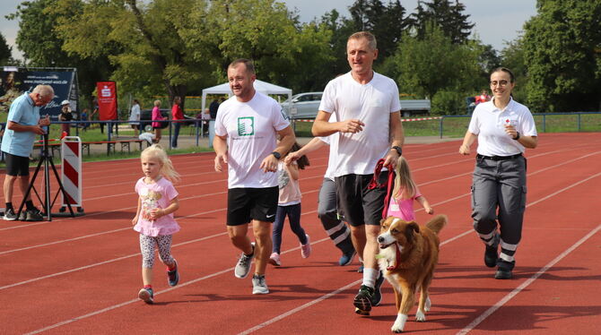 Nicht nur Menschen sind beim Spendenlauf »Laufend Gutes tun« im Otto-Dipper-Stadion in Metzingen gestartet. Dieser Hund war auch