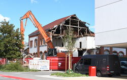 Teile des ehemaligen Güterschuppens an der Burkhardt+Weber-Straße sind abgebrochen worden. FOTO: ZENKE