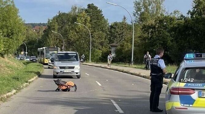 In diesem Kinderwagen hat das zweijährige Kind gesessen. Wie schwer die Verletzungen sind, soll jetzt in einer Klinik geklärt we