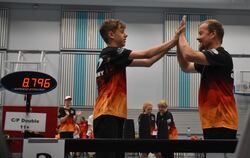 Jon Faißt (links) und sein Vater Hans-Jörg gewinnen insgesamt dreizehn Medaillen bei der Europameisterschaft im Becher-Stapeln. 