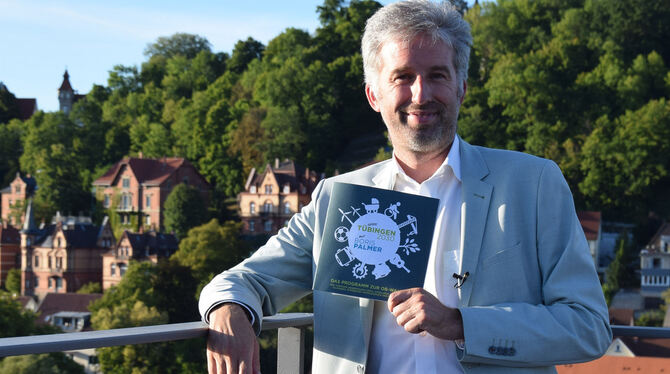 In einem dezenten grau-grünen Anzug und über den Dächern von Tübingen stellt Oberbürgermeister Boris Palmer sein Wahlprogramm fü
