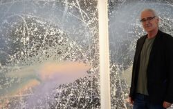 Reinhard Brunner vor einer seiner Arbeiten in der Künstlerbund-Galerie.  FOTO: VEY