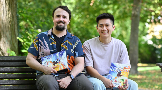 Nach fast einem Jahr Arbeit präsentieren Alex Nguyen und Max Hirt stolz ihr erstes Kinderbuch »Die Welt hinter den Kissen«. FOTO