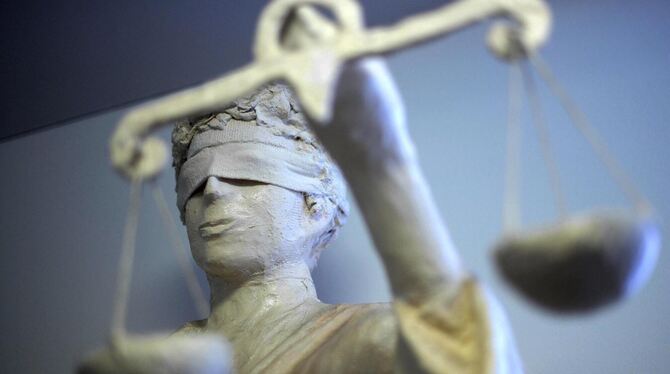 Auch Rauschmittel sind für Justitia Abwägungssache. FOTO: STEFFEN/DPA