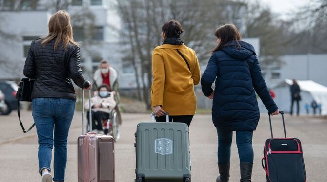 Drei aus der Ukraine stammende Frauen auf dem Weg in eine Aufnahmestelle für Flüchtlinge.