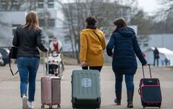Drei aus der Ukraine stammende Frauen auf dem Weg in eine Aufnahmestelle für Flüchtlinge.