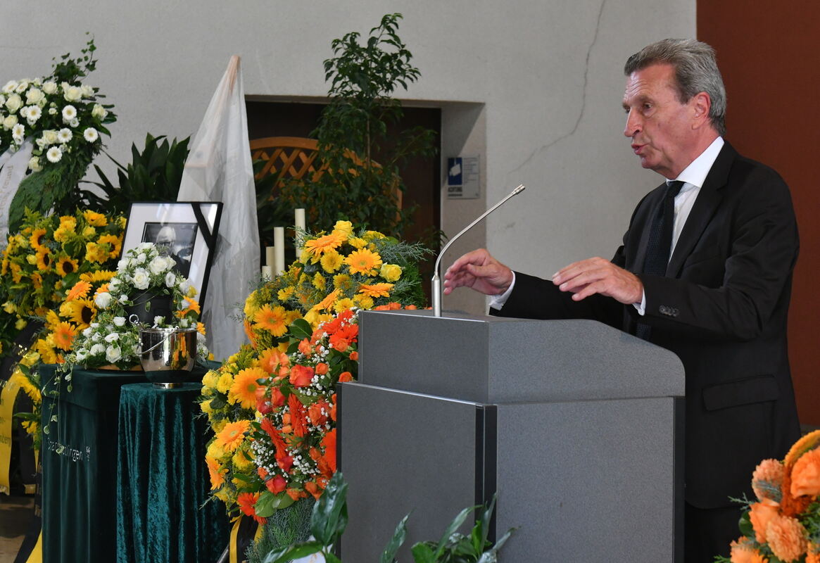 Günther Oettinger seitlich mit Trauerbild FOTO MEYER 0933