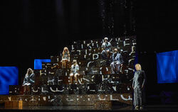 Projektionen, Lichtspiele, rieselndes Wasser: Eir Inderhaug (rechts) und weitere Darsteller in einer Szene der Oper »Chasing Wat