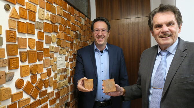 Dieter Rühle (rechts) übergibt die Sammlung seines Vaters an Dr. Marco Birn, Leiter des Kreisarchivs Reutlingen.  FOTO: KREISARC