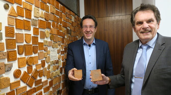 Dieter Rühle (rechts) übergibt die Sammlung seines Vaters an Dr. Marco Birn, Leiter des Kreisarchivs Reutlingen. FOTO: KREISARC Dieter Rühle (rechts) übergibt die Sammlung seines Vaters an Dr. Marco Birn, Leiter des Kreisarchivs Reutlingen. FOTO: KREISARC