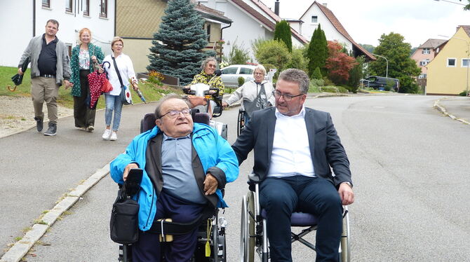 Willi Rudolf (links) zeigt Mössingens Oberbürgermeister Michael Bulander, wie man im Rollstuhl durch Öschingen kommt.  FOTO: LÖF