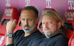 VfB-Chefcoach Pellegrino Matarazzo (links) schätzt die Expertise von Sportdirektor Sven Mislintat sehr.  FOTO: WEBER/EIBNER