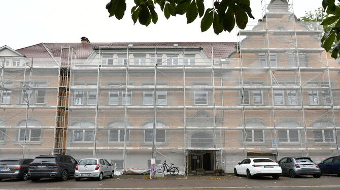 Das Backsteingebäude der Friedrich-Hoffmann-Gemeinschaftsschule bekommt neue Fenster. FOTO: MEYER
