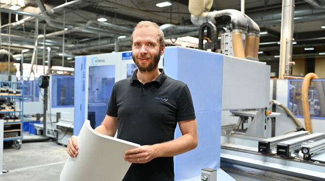 Geschäftsführender Gesellschafter Yannick Vöhringer mit einem gerade im Werk am Firmensitz Trochtelfingen der Firma Vöhringer he Geschäftsführender Gesellschafter Yannick Vöhringer mit einem gerade im Werk am Firmensitz Trochtelfingen der Firma Vöhringer he