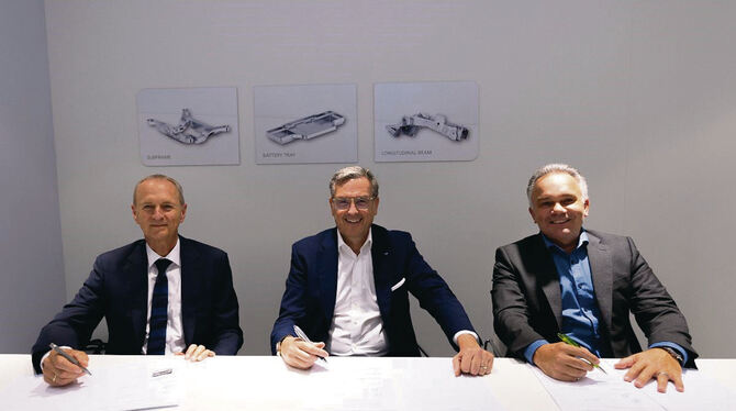 Die Chefs von Grob, Dürr und Manz (von links) unterzeichneten einen Kooperationsvertrag: German Wankmiller, Jochen Weyrauch und
