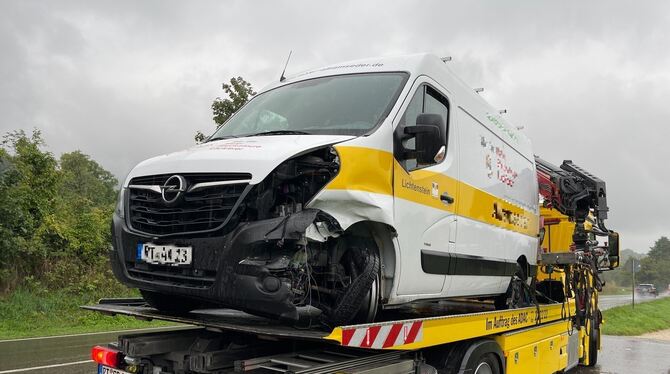 Ein Fahrzeug wird von der Unfallstelle bei Lichtenstein-Unterhausen abgeschleppt.