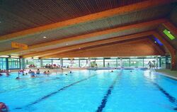 Anders als in vielen anderen Kommunen steht eine Schließung des Schwimmbads in Gammertingen  bisher nicht zur Debatte.  FOTO: ST