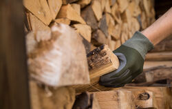 Gefragt wie nie zuvor: das gute alte Brennholz.  FOTO: KLOSE/DPA