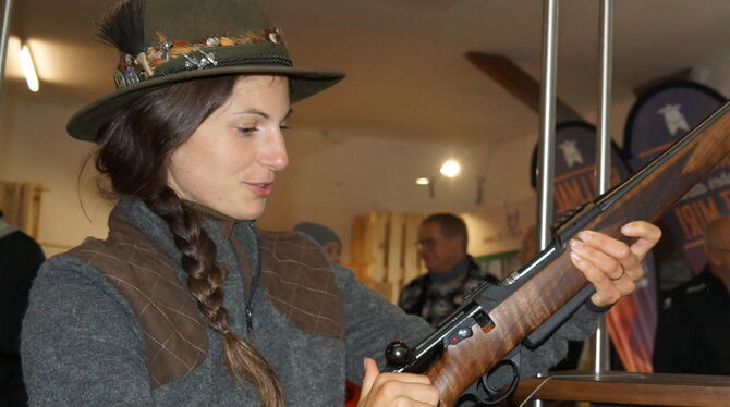 Jennifer Mack interessiert sich für klassische Jagdwaffen. FOTO: WURSTER