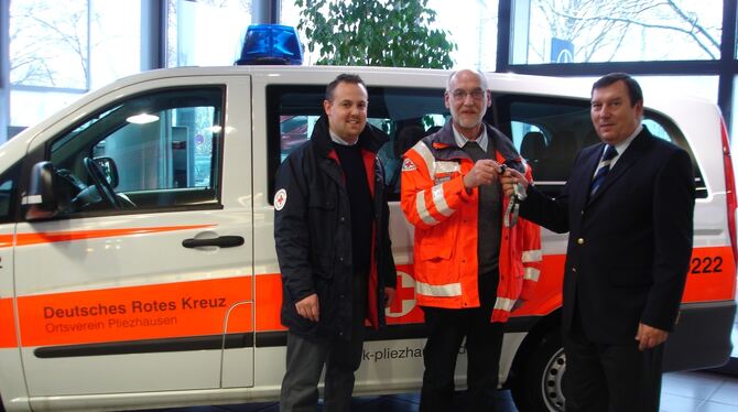 Im Jahr 2008 nahm Dr. Reiner Schenk (Mitte) ein gespendetes Auto für den Ortsverein Metzingen des Deutschen Roten Kreuzes entgeg
