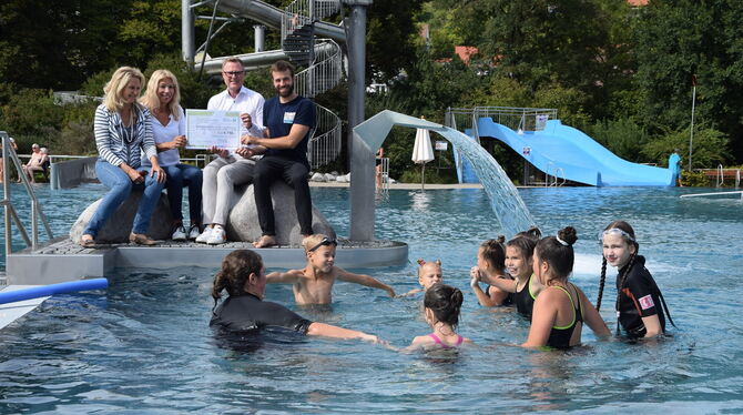 Mit fast 10 000 Euro unterstützt die Allianz-AG Schwimmkurse für ukrainische Kinder. Inge Cascante und Lisa Federle (von links)