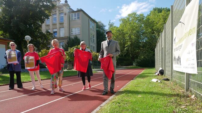Die Organisatoren freuen sich darüber, dass der Spendenmarathon wieder auf der Reutlinger Rennwiese durchgeführt werden kann: ( Die Organisatoren freuen sich darüber, dass der Spendenmarathon wieder auf der Reutlinger Rennwiese durchgeführt werden kann: (