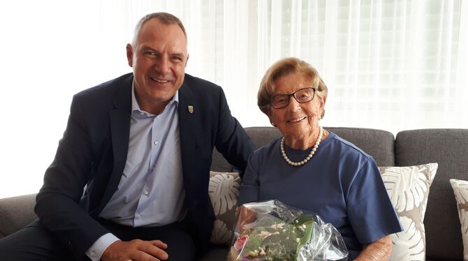 Grafenbergs älteste Bürgerin Erika Krämer mit Bürgermeister Volker Brodbeck, der ihr Blumen mitgebracht hat.  FOTO: GEMEINDE