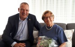 Grafenbergs älteste Bürgerin Erika Krämer mit Bürgermeister Volker Brodbeck, der ihr Blumen mitgebracht hat.  FOTO: GEMEINDE