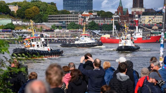 Schlepperballett auf dem 833. Hamburger Hafengeburtstag