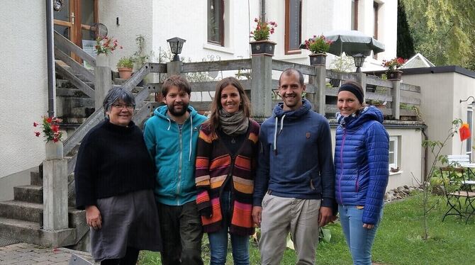 Die heutigen Bewohner von Haus Sonnenfels (von links) Renate Duchesnes, ihr Sohn Marcel Duchesnes und Ehefrau Julia sowie Philip